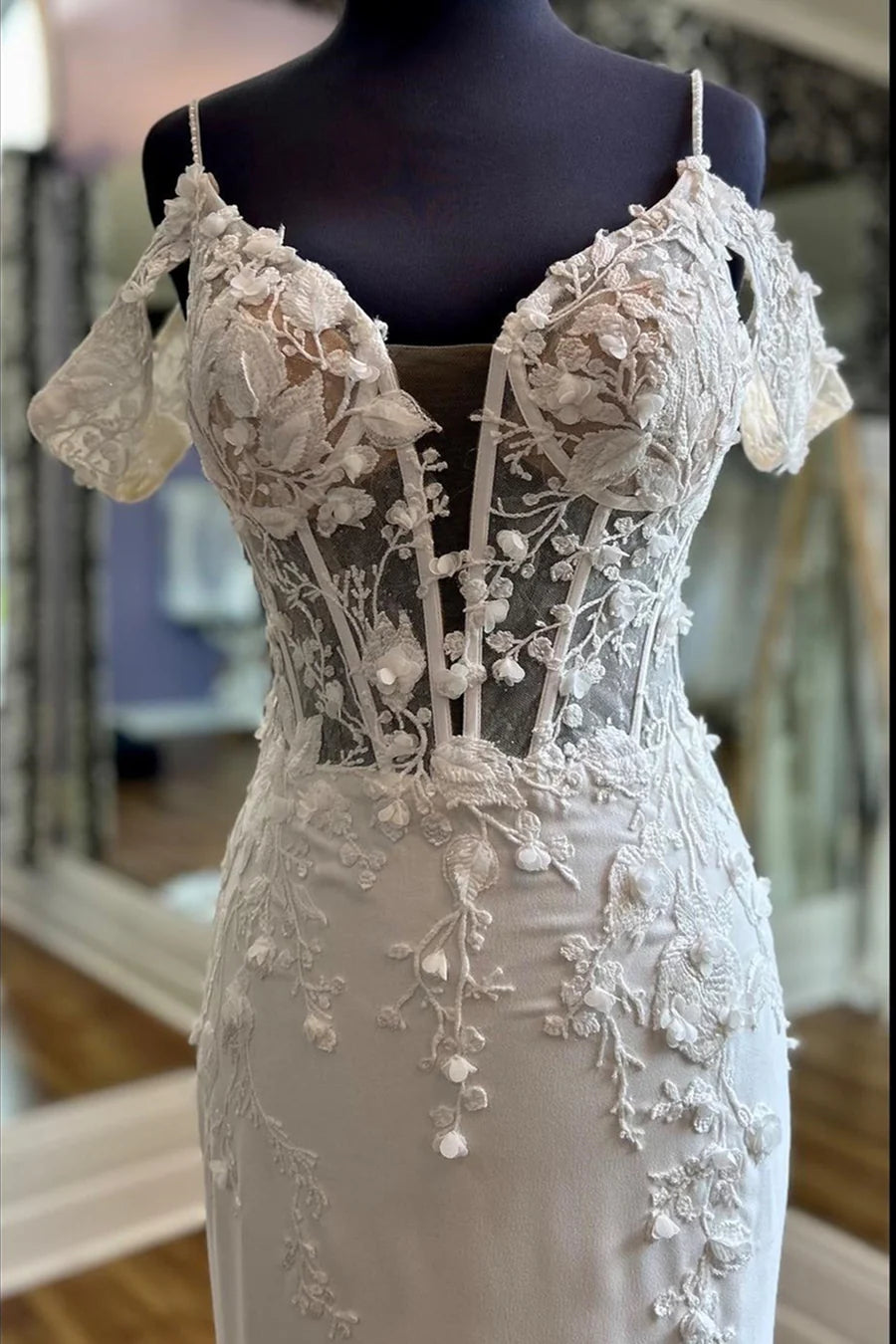 Robe de mariée longue à épaules dénudées et bretelles appliquées